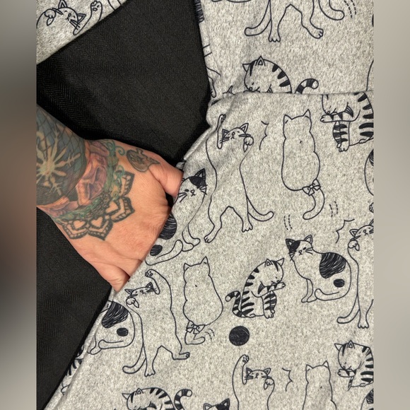 Grey stretch knit dress with whimsical cat print, long sleeves and pockets. - Picture 4 of 9
